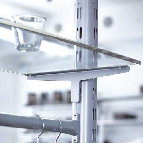 Shoptec Officina berendezés üvegpolcokkal