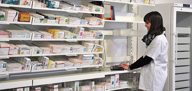 gyógyszertári raktás munkaállomás használat közben