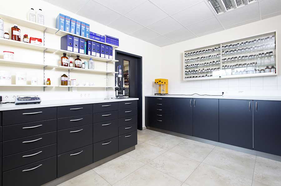 Shoptec Gyógyszertári laborbútorok