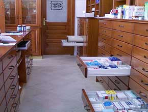 Shoptec Huwil fikókrendszerre épített klasszikus patikabútor