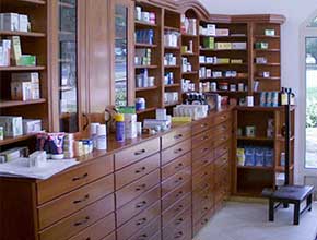 Shoptec Huwil fikókrendszerre épített patikabútor.