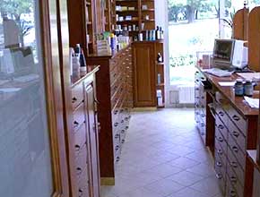 Hagyományos patikabútor, melynek a burkolatai fából készültek