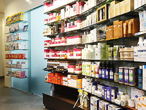 Nagy teherbírású Shoptec gyógyszertári polcrendszer üvegpolcokkal