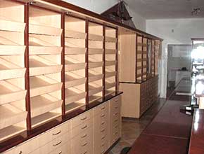 Gyógyszertári bútorok Shoptec Huwil fiókrenszerre építve