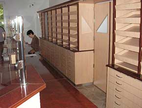 Gyógyszertári berendezés, nagy kopásállóságú hagyományos bútorlapokból