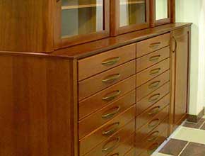 Elegáns, régies stílusban készített officina, természetesen ennek az alapját is a gyógyszertári fiókrenszerünk képezi