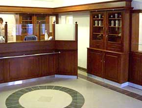 Shoptec Huwil fiókrendszerre épített, nemes fa burkolatú officina bútor