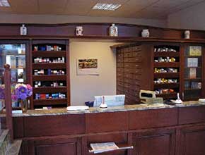 Officina berendezés Shoptec huwil fiókrendszerre épített klasszikus patikabútorzattal