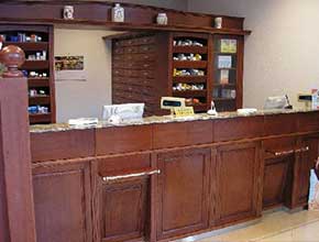 Magas minőségű, tiszta fa burkolatú patikabútorzat, Huwil fiókokra építve