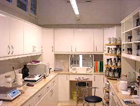 Gyógyszertárak laborbútorait is elkészítjük