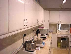 Laborbútorok tervezése és beépítése gyógyszetárakba